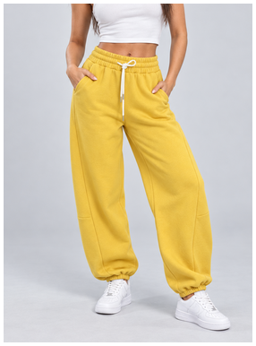 Beyaz crop bluzla kombinlenmiş sarı jogger pantolon